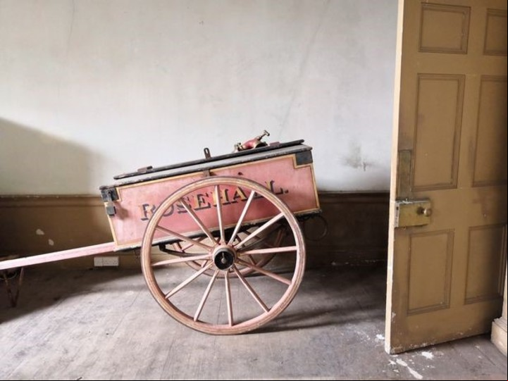 El carrito de Rosehall todavía está en el edificio abandonado. Foto: Triangle News