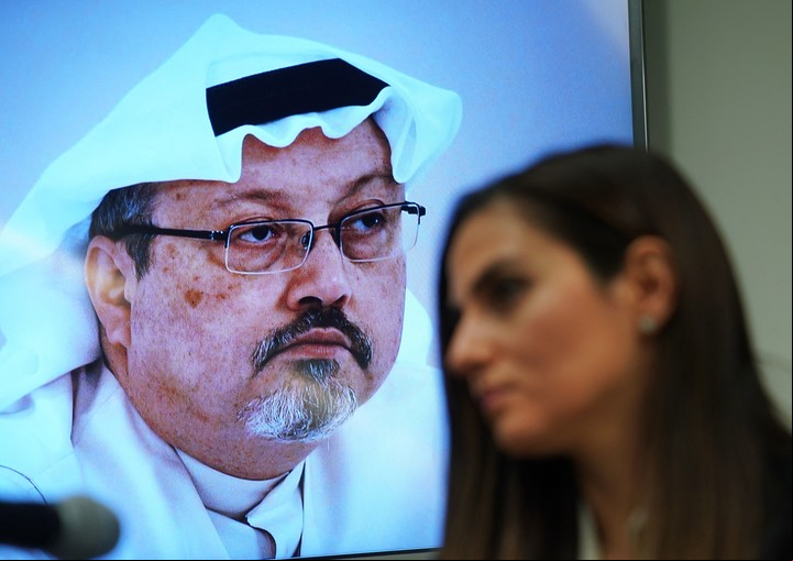 Sherine Tadros, jefa de la Oficina de Amnistía Internacional en Nueva York (ONU), habla durante una conferencia de prensa en las Naciones Unidas el 18 de octubre de 2018 junto a una foto de Jamal Khashoggi. -. Foto de TIMOTEO A. CLARY / AFP.