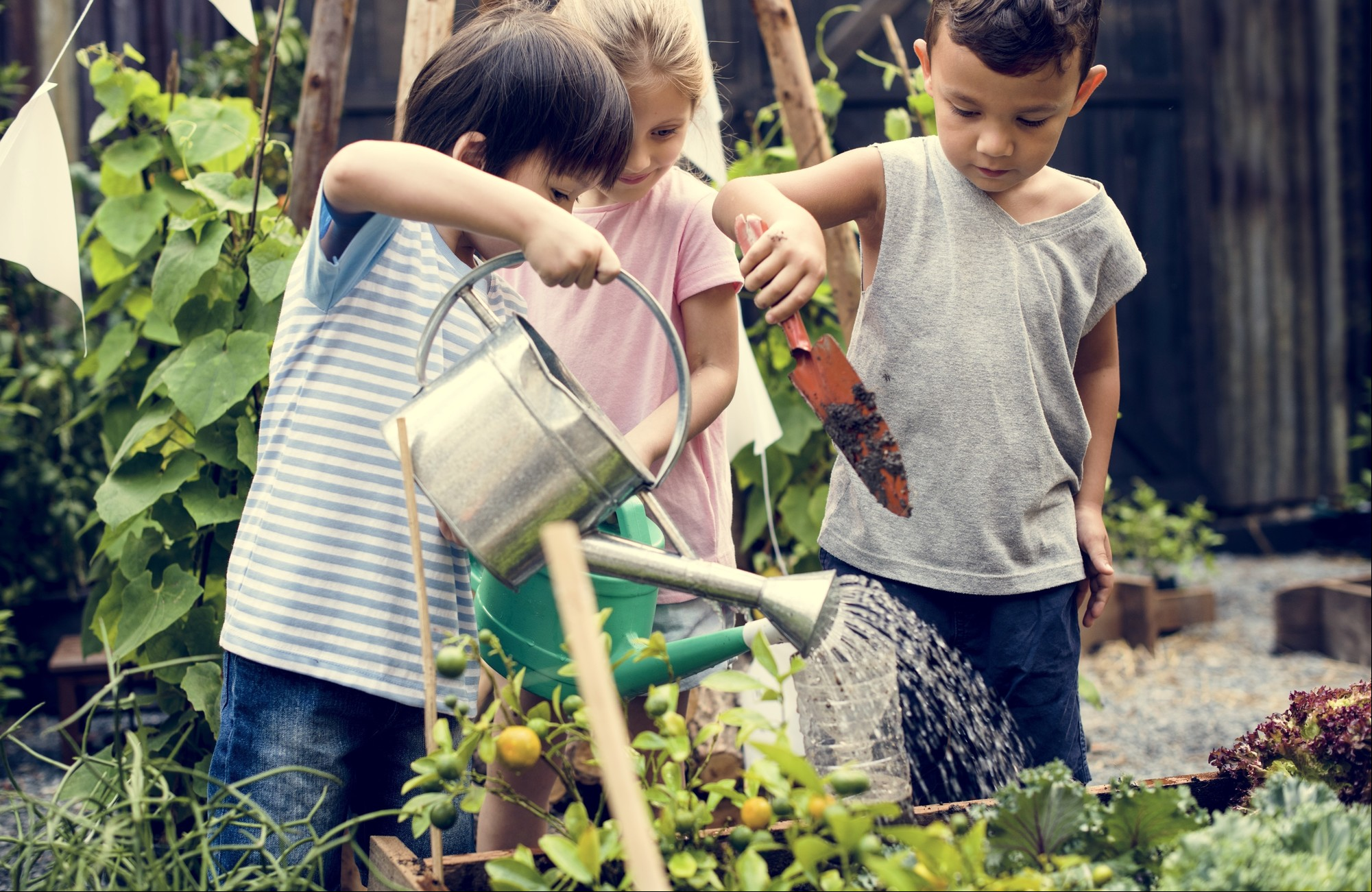 Dejarlos que hagan algo por sí solos es inolvidable para los niños. Foto: Shutterstock.