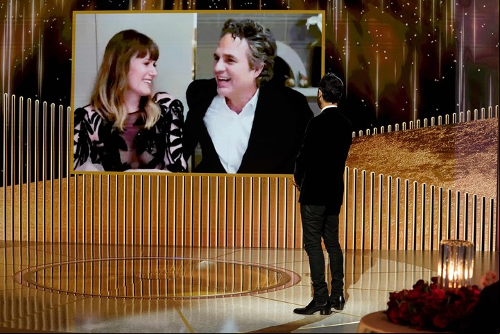 Otro que cuestiona los premios. Mark Ruffalo, cuando aceptó el 28 de febrero su Globo de Oro por "I Know This Much Is True" (Sé que esto es cierto). Paradójico el título... Foto AFP