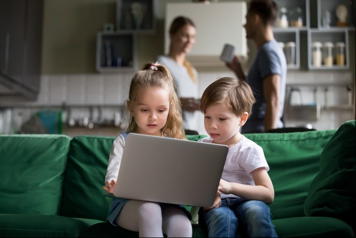 Una encuesta global de Avast señala que el 71% de los niños itieron tener malas experiencias en línea durante el encierro y dijeron haber estado expuestos a contenido ofensivo, grosero y para adultos. Foto: ilustración Shutterstock.