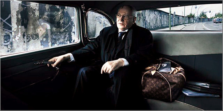 Gorbachev modelo de Louis Vuitton, fotografiado con el fondo del muro de Berlin por Annie Leibovitz. Foto: archivo
