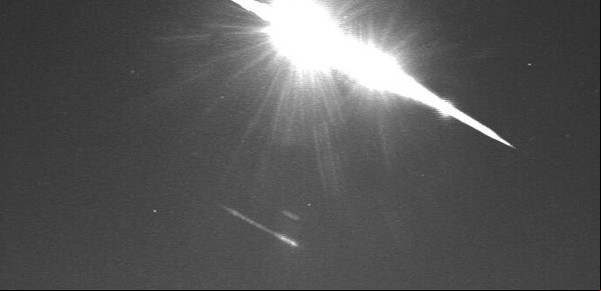 Un meteorito atravesó como una bengala el cielo nocturno del Reino Unido