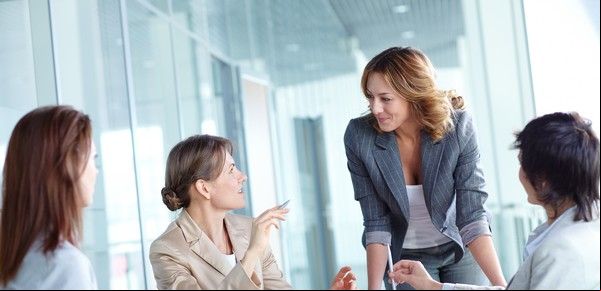 Becas para mujeres que trabajan en turismo y aviación: cómo anotarse para tener un mejor puesto y ganar más