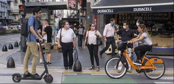 Motos, bicis y monopatines baratos: qué modelos hay por menos de $ 90.000 y en cuotas
