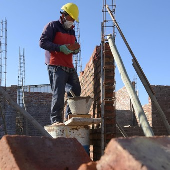 Cuánto cuesta contratar a un albañil por día y qué hay que saber antes de hacerlo