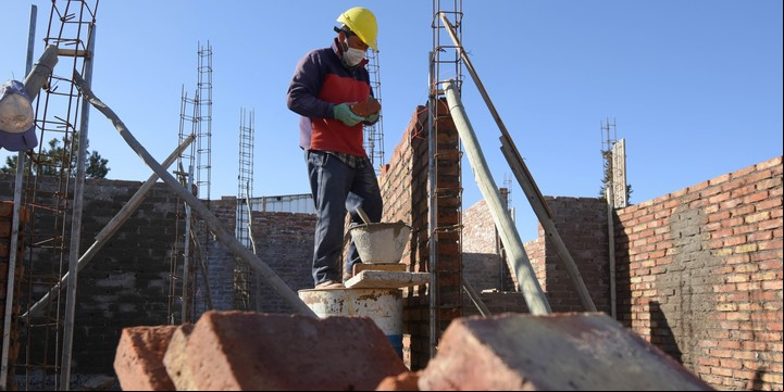 Al contratar a un albañil de manera temporal, no se aplica la ley de contrato laboral Foto: Archivo.