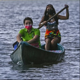 Una maestra viaja en canoa para dar clases a niños indígenas