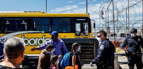 Angustia en la frontera entre México y Estados Unidos mientras los migrantes se acumulan