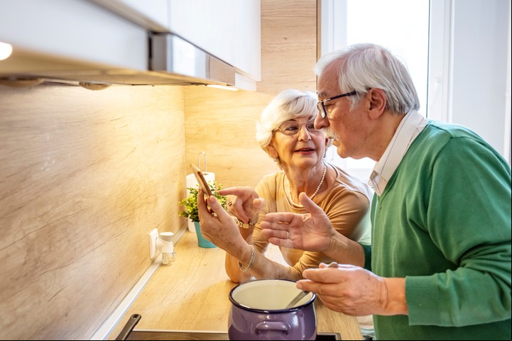 Una vida social activa promueve un envejecimiento saludable. Foto Shutterstock.