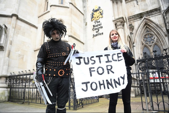 Pese a quienes aseguraron que era Johnny Depp quien sufría las agresiones de Heard y el apoyo de sus seguidores, la Justicia falló en contra del actor. Foto EFE/EPA/NEIL HALL