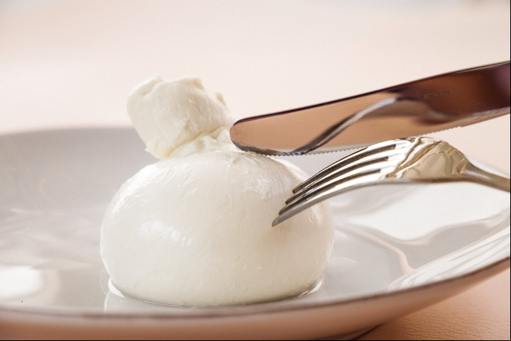 La burrata: mozzarella con stracciatella. Foto: Unsplash.