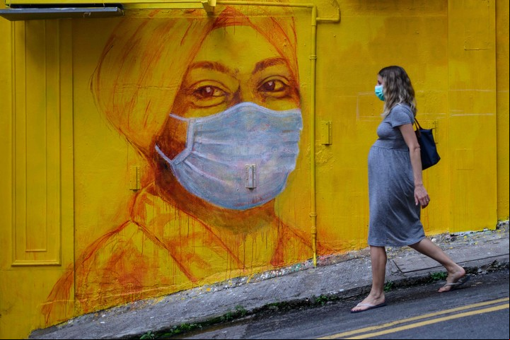 Una imagen ilustrativa de una mujer embarazada. La ciencia todavía tiene que determinar si estas vacunas contra el coronavirus podrían servir para transmitir anticuerpos al feto. (Photo by ANTHONY WALLACE / AFP)
