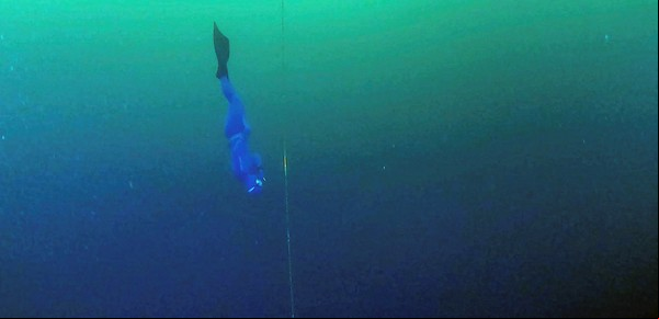 Récord: El mejor buceador en apnea del mundo alcanzó los 80 metros bajo el hielo
