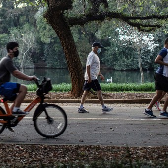 Caminar a paso vivo es bueno para el cerebro que envejece