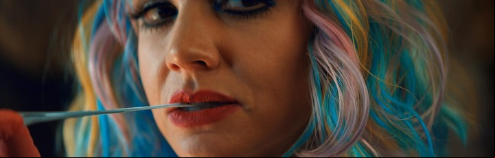 El chicle azul. Los colores rojo y azul, determinantes para mostrar los estados de ánimo de Cassie. FOTO: UIP