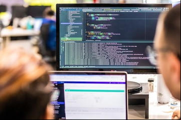 Cómo funciona la startup argentina que convierte a los programadores recién recibidos en expertos
