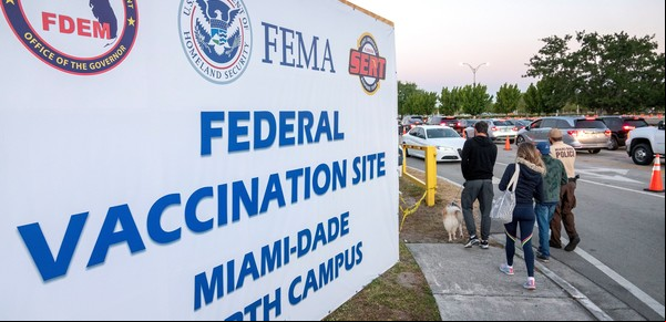Los pasaportes de vacunación desatan una pelea política y dividen a Estados Unidos