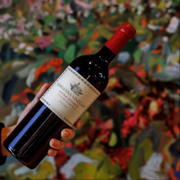 El Malbec Adrianna Vineyard River Stones de Catena Zapata obtuvo 99 puntos de James Suckling.