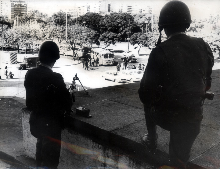Dispositivos de seguridad en los s a la ciudad, el día del regreso de Perón. / Foto Archivo Clarín