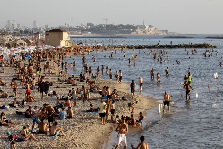 Las playas de Tel Aviv siempre con gente (REUTERS).