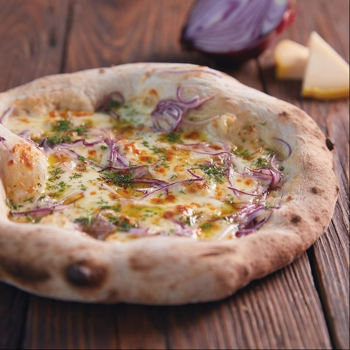 Pizza porteña en la versión de Francisca del Fuego. Foto Instagram @franciscadelfuego.