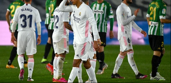 Real Madrid dejó dos puntos ante Betis y benefició al Atlético de Simeone y al Barcelona de Messi