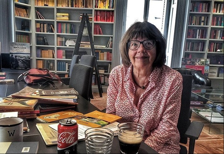 Michi Strausfeld se formó en filología inglesa y románica para luego doctorarse en Literatura Latinoamericana, focalizándose en la nueva novela latinoamericana.