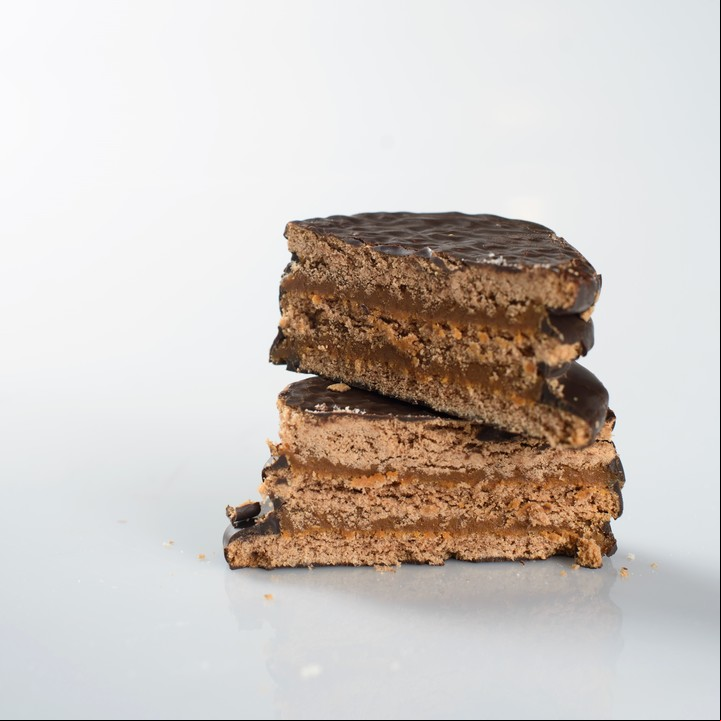 ¿Alfajores bañados en chocolate o con baño de respostería? El quid de la cuestión. Foto: Andrés D'Elia