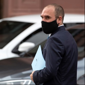 Martín Guzmán se metió en el laberinto K y queda a la intemperie