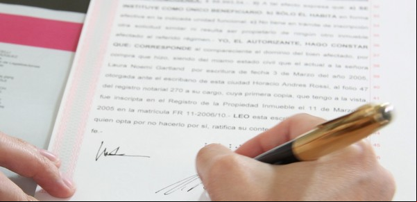 Si no quiero la herencia, ¿se la puedo ceder a un hermano?