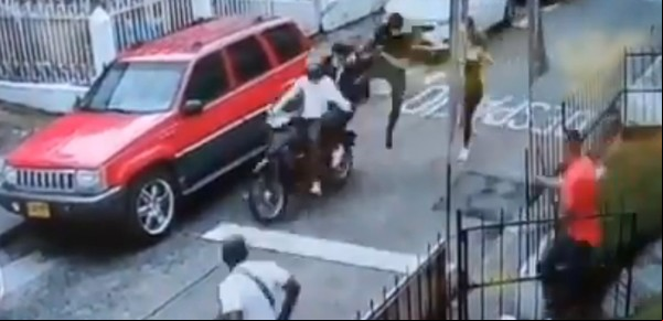 Video: un hombre detuvo a dos motochorros con una patada voladora y lo apodaron "Jackie Chan"