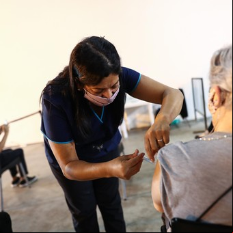 Vacuna contra la neumonía: preocupa la baja cobertura en adultos
