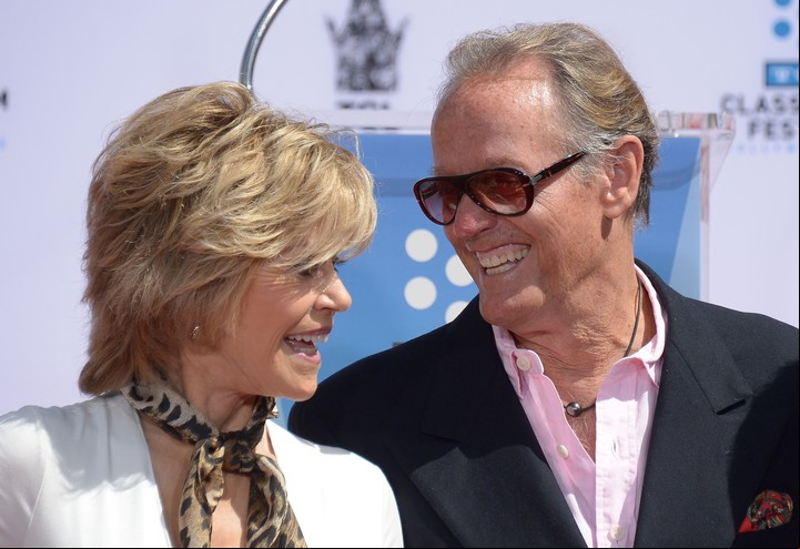 Peter Fonda y su hermana Jane Fonda, una pareja de hermanos glamorosos y exitosos. Foto Joe KLAMAR / AFP