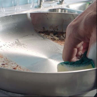 Por qué la esponja de cocina es una "incubadora de bacterias", cómo limpiarla y cuándo cambiarla