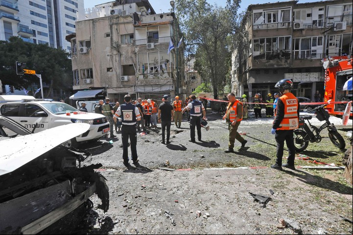 Los servicios de emergencia de Israel, en una calle de la ciudad de Ramat Gan, cerca de Tel
Aviv, donde este sábado impactaron cohetes de Hamas. Foto: AFP