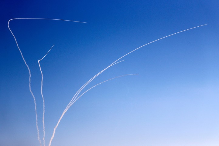 Cohetes palestinos sobre el cielo de Ashkelon, en Israel. Foto: AFP