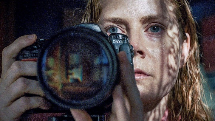 Amy Adams en La mujer en la ventana.