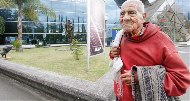 Cuando puede, el abuelo vende cebollas y limones en el mercado local.