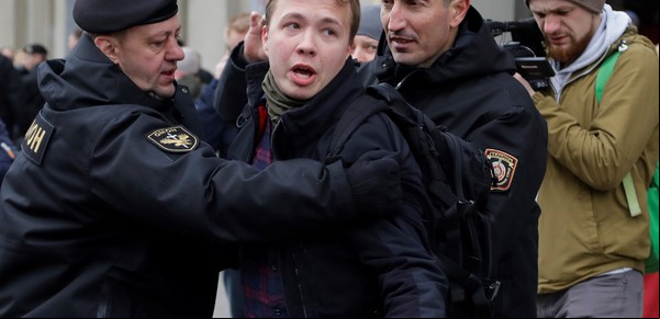 Escándalo en Bielorrusia: desvían un avión de línea para arrestar a un periodista opositor