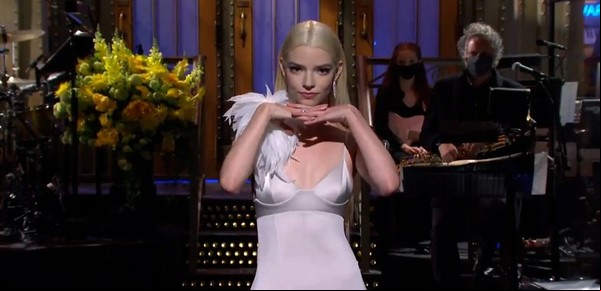Anya Taylor-Joy habló en español en su paso por Saturday Night Live y sorprendió a todos