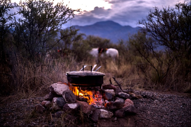 Los platos patrios se fueron creando a lo largo de la patria. Los fuegos y los guisos con carnes, maíz, zapallo y distintos vegetales se hornean en todo el país. Foto de una carbonada en la montaña.