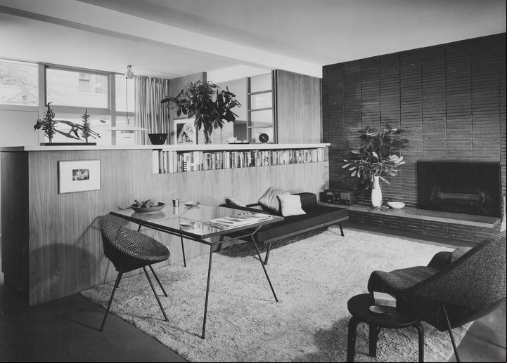 Los muebles de la exposición eran piezas prácticas, producidas en serie, de figuras prominentes como Charles y Ray Eames. Foto Ezra Stoller, vía The Museum of Modern Art Archives