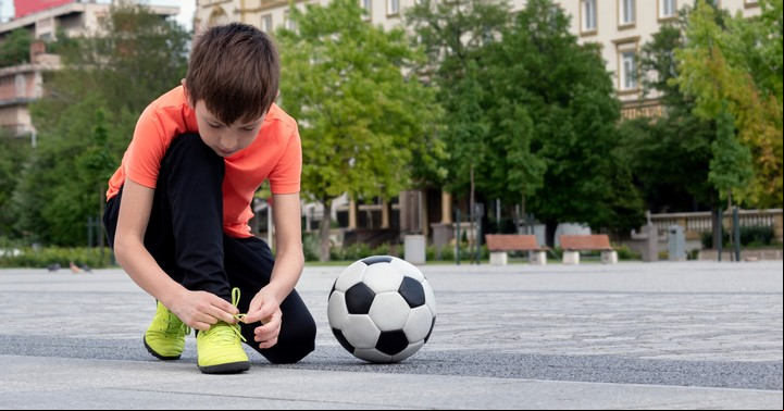 Entre los cinco y los seis años los niños aprenden a atarse los cordones. Foto: Shutterstock