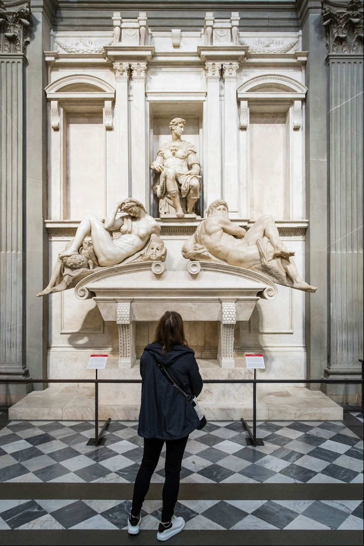Un turista ira la tumba de Giuliano di Lorenzo, duque de Nemours; sus esculturas de Miguel Ángel fueron retocadas por cepas bacterianas. Foto Gianni Cipriano para The New York Times.