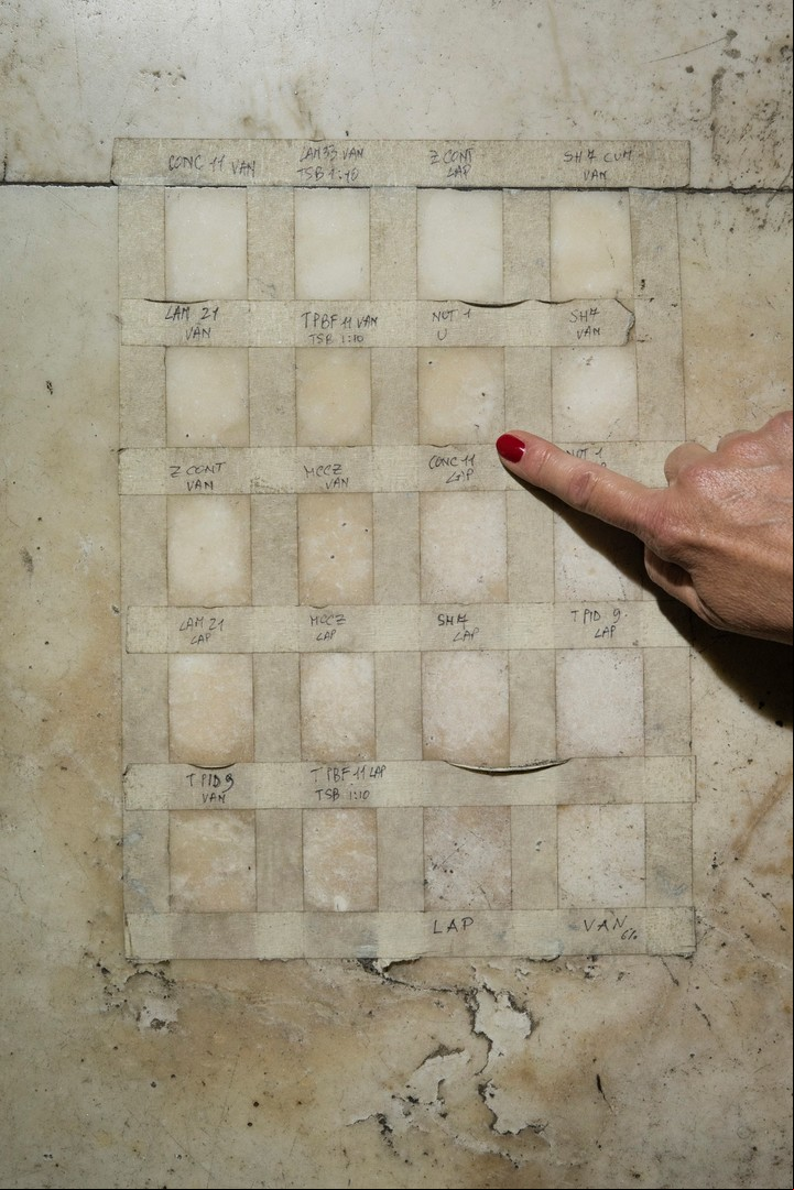 Se probaron cepas de bacterias detrás del altar en una pequeña paleta cuadrada. Foto Gianni Cipriano para The New York Times.