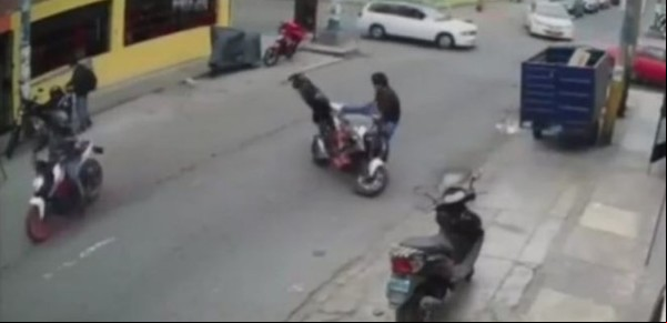 Con una patada voladora a lo Jackie Chan evitó que le robaran la moto