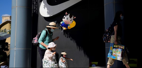 "Venden ropa barata": China abre un nuevo frente de guerra con Zara, H&M y Nike, y pide un boicot