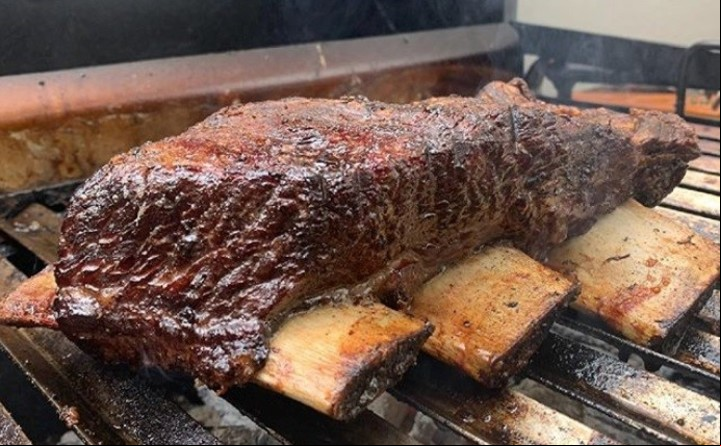 Asado a la parrilla, siempre se cocina del lado del hueso.