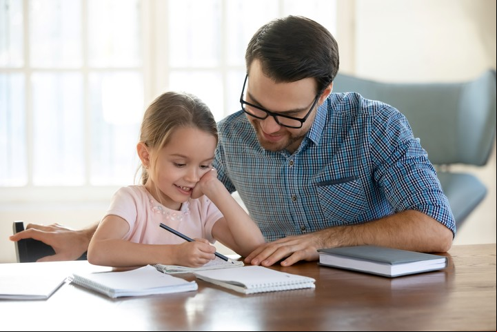 Muchas familias abandonaban un idioma. Pero el bilingüismo podría ayudar a mitigar ciertos déficits propios del trastorno. Foto Shutterstock.